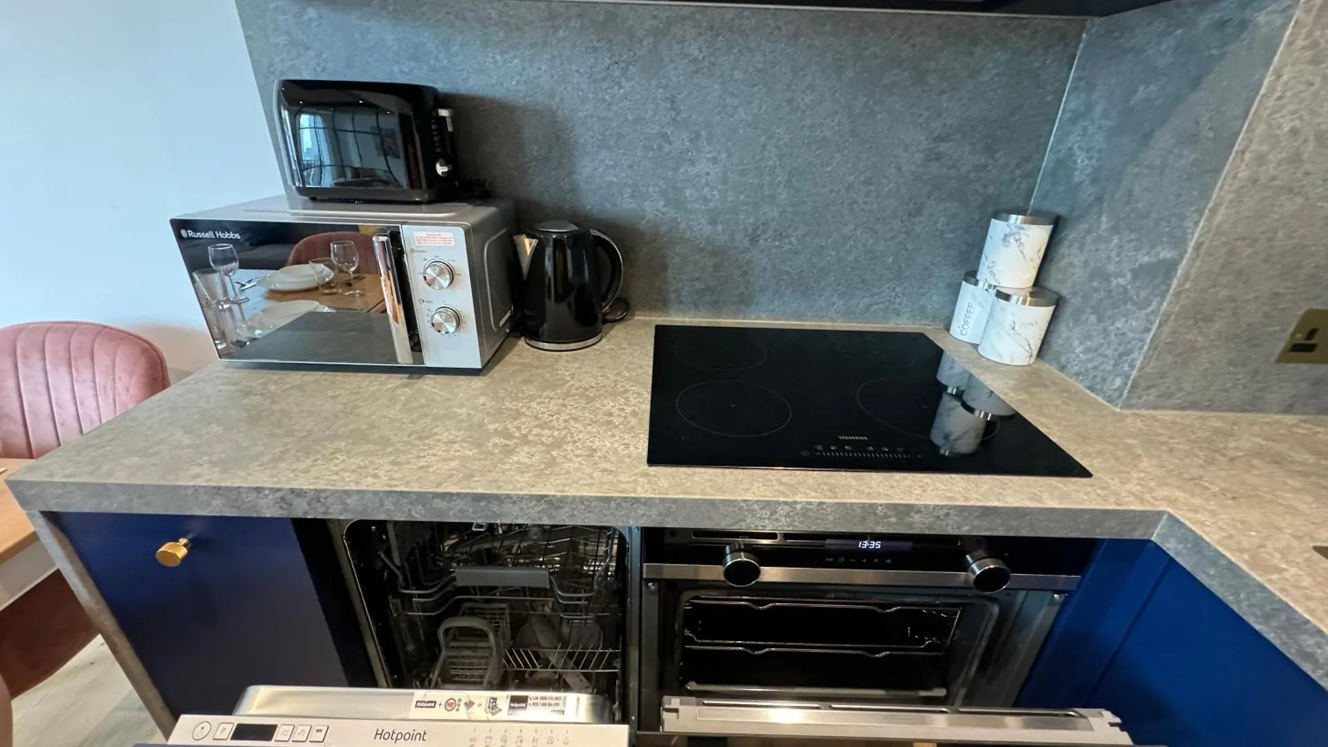 London Luxury Flat With Balcony, River View, O2 Arena, Excel, Canary Wharf, Station Apartment