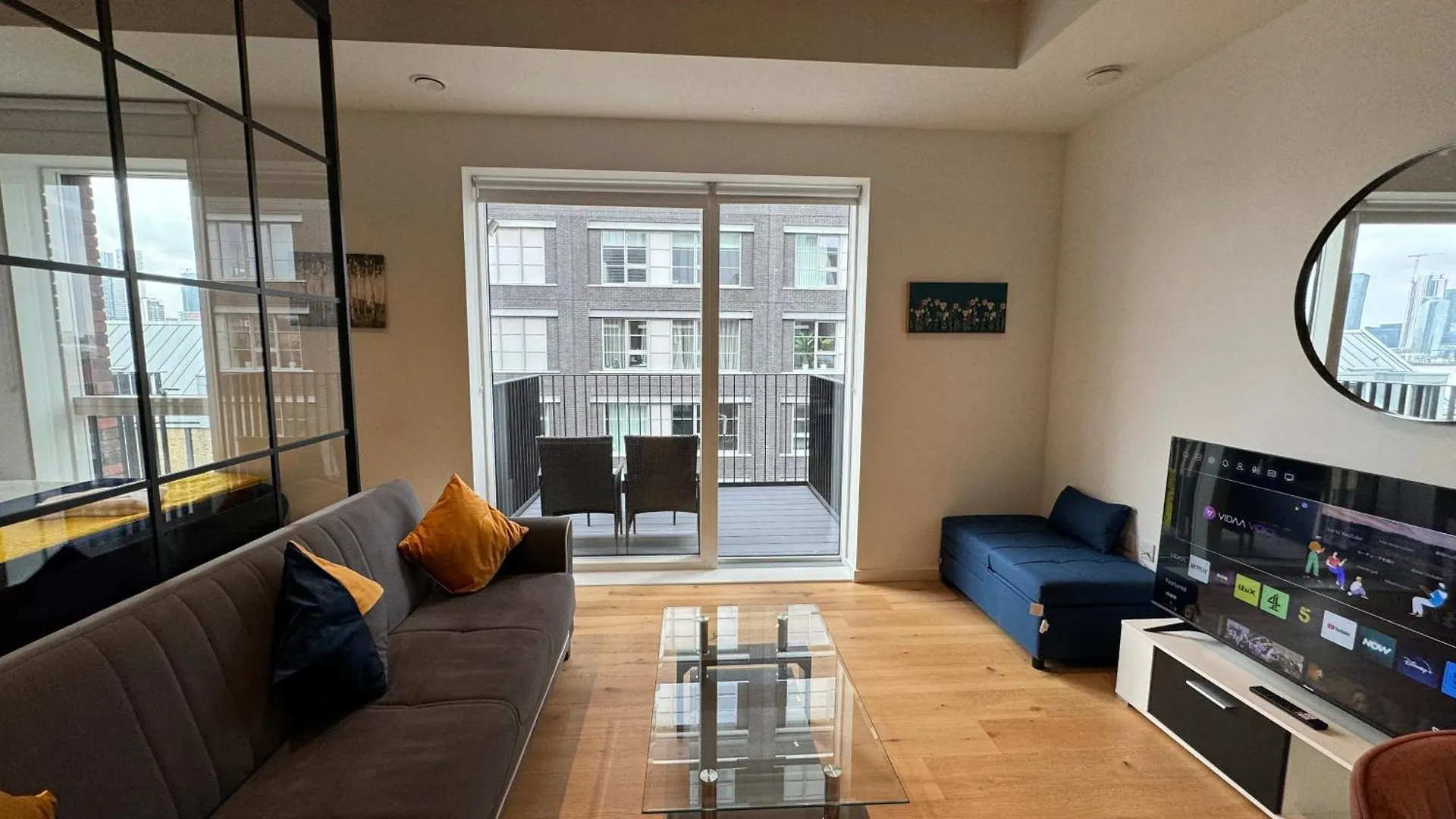London Luxury Flat With Balcony, River View, O2 Arena, Excel, Canary Wharf, Station Apartment