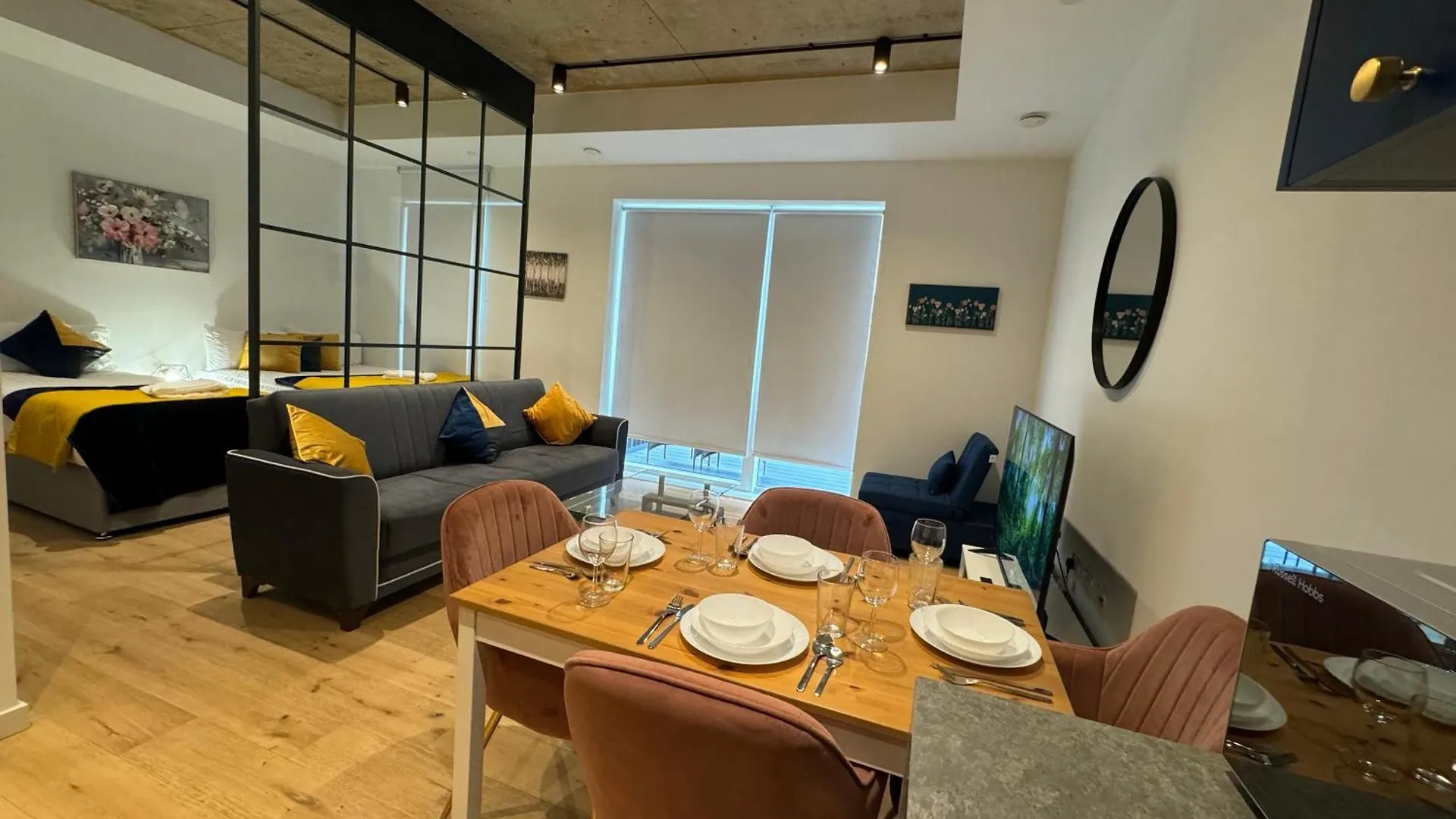 London Luxury Flat With Balcony, River View, O2 Arena, Excel, Canary Wharf, Station Apartment