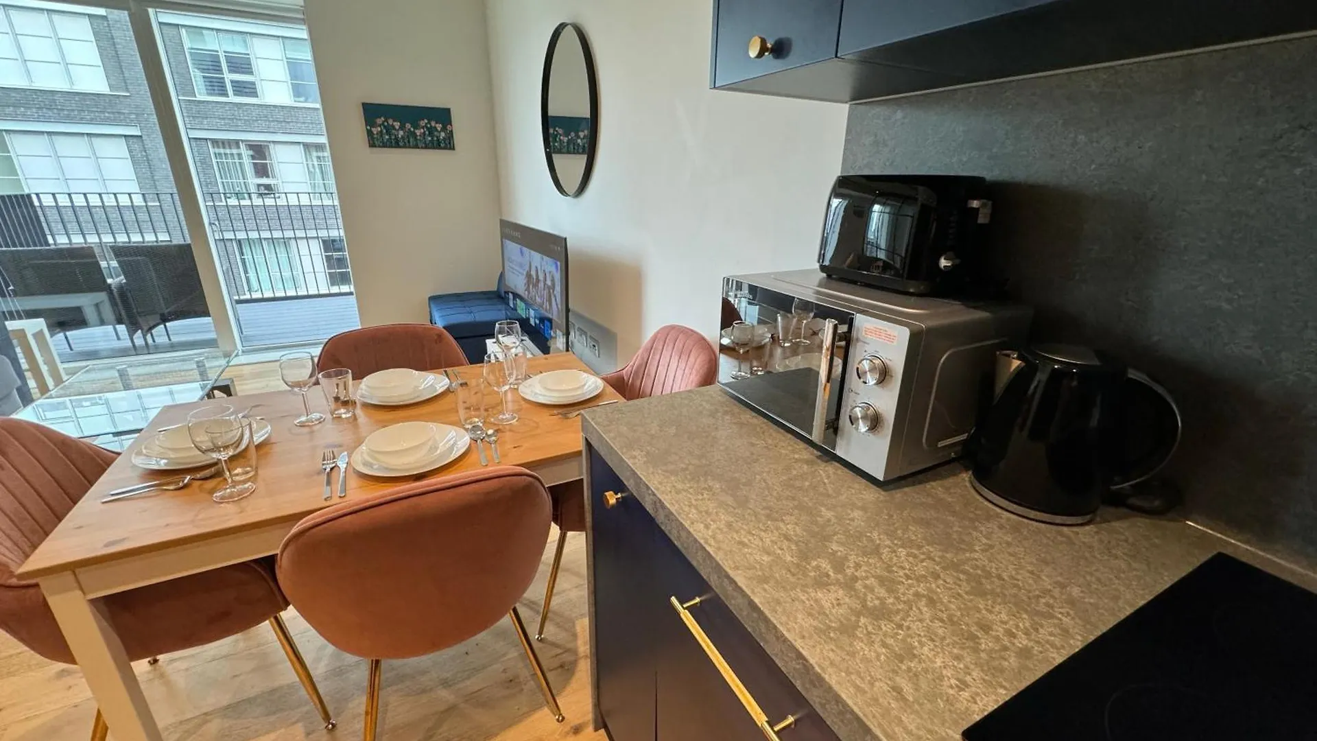 London Luxury Flat With Balcony, River View, O2 Arena, Excel, Canary Wharf, Station Apartment