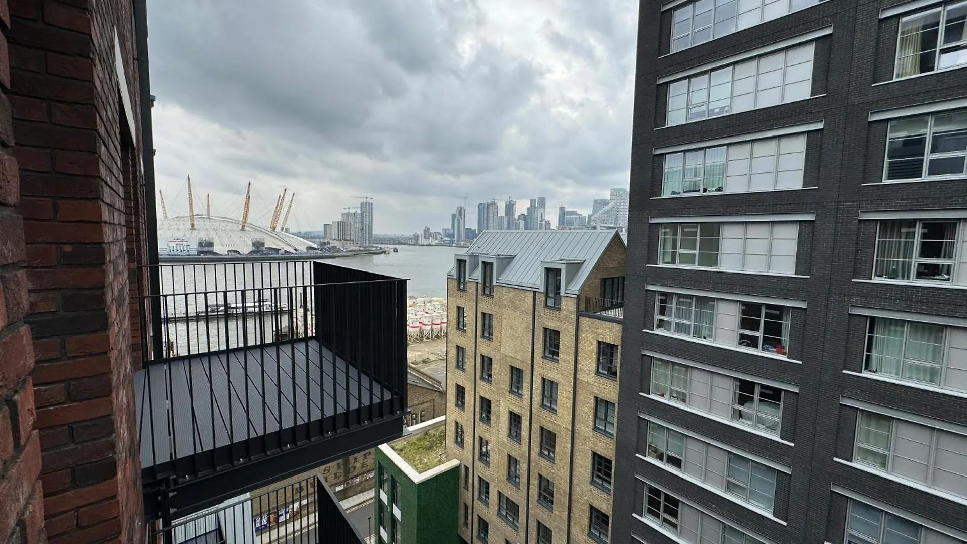 London Luxury Flat With Balcony, River View, O2 Arena, Excel, Canary Wharf, Station Apartment