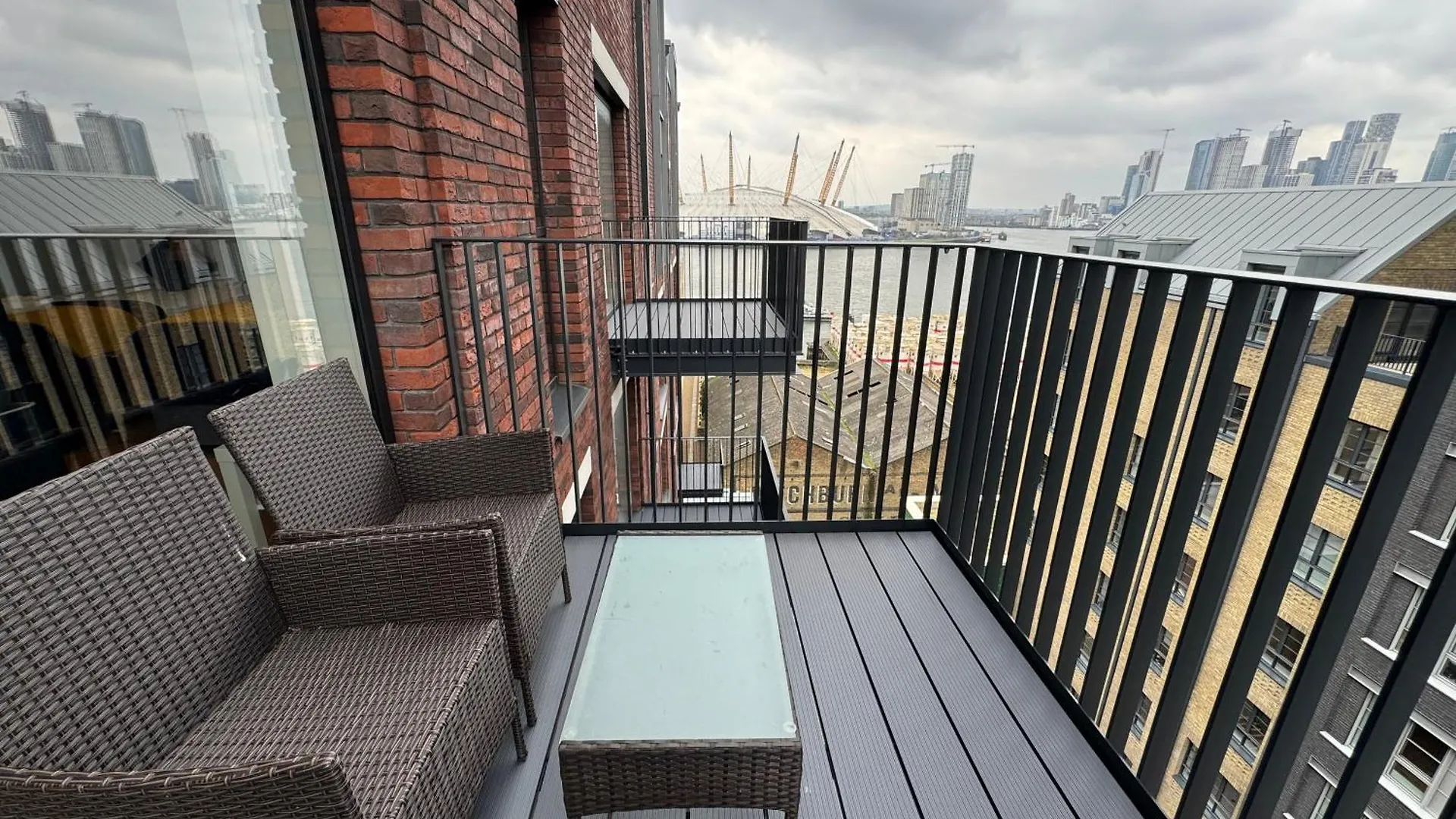 London Luxury Flat With Balcony, River View, O2 Arena, Excel, Canary Wharf, Station Apartment